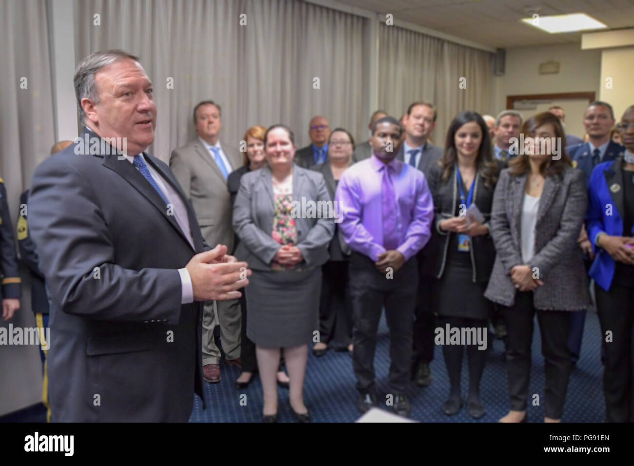 Stati Uniti Il segretario di Stato Mike Pompeo parla al personale e ai membri della famiglia presso l'U.S. La missione della NATO a Bruxelles, in Belgio, il 27 aprile 2018. Foto Stock