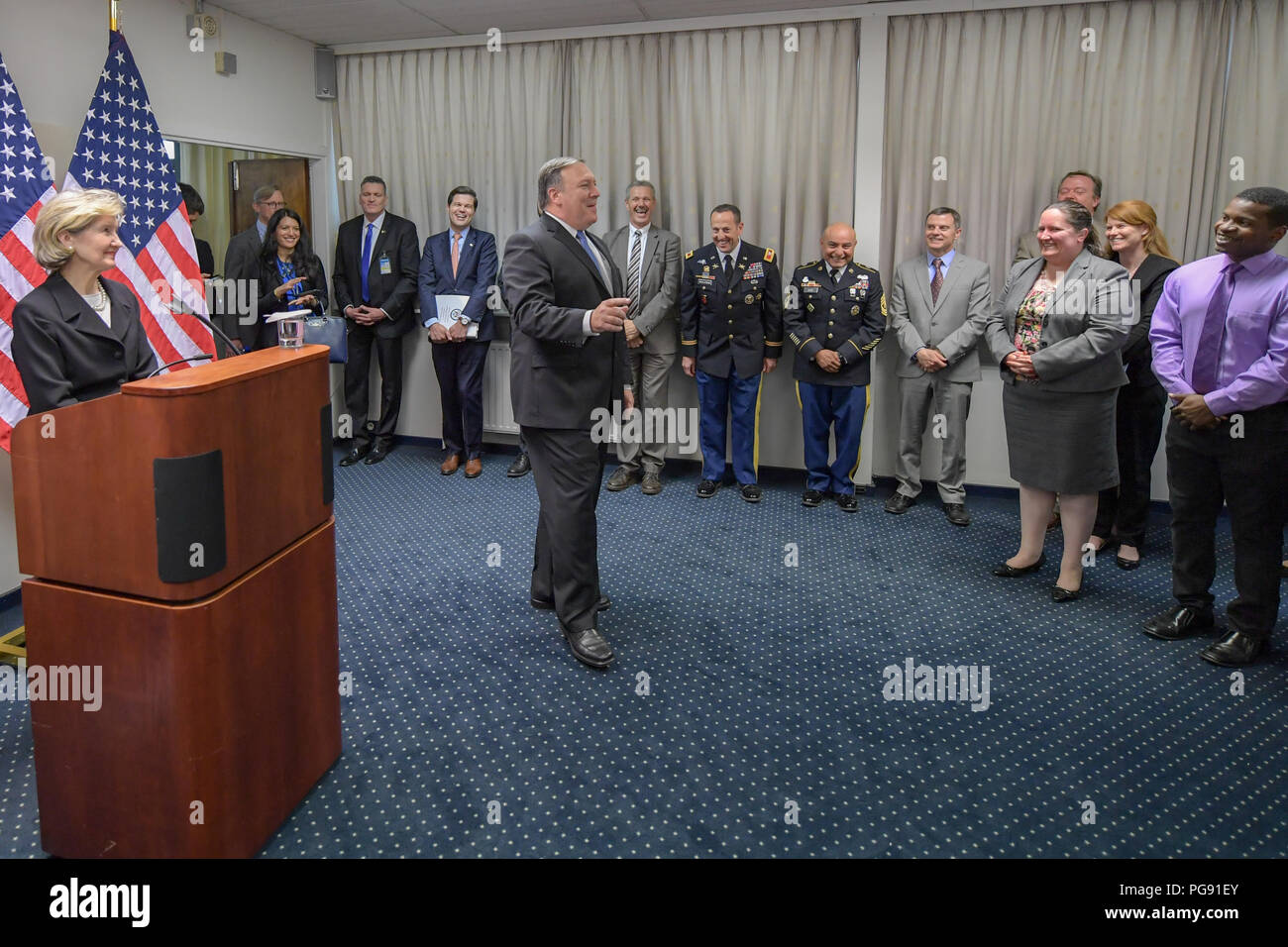 Stati Uniti Il segretario di Stato Mike Pompeo parla al personale e ai membri della famiglia presso l'U.S. La missione della NATO a Bruxelles, in Belgio, il 27 aprile 2018. Foto Stock