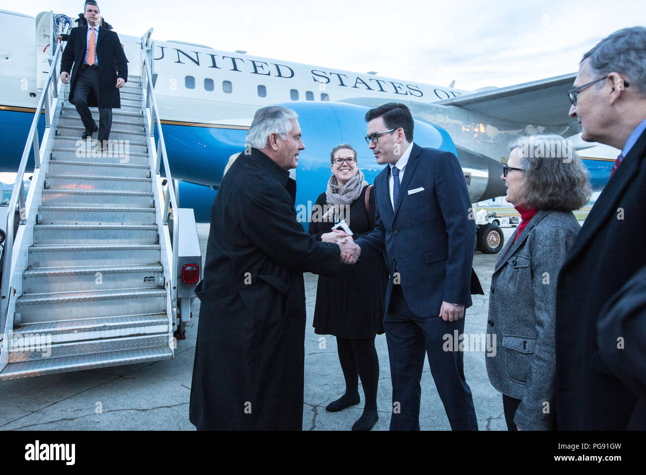 Stati Uniti Il segretario di Stato Rex Tillerson è salutato da U.S. Console Generale Katherine Dhanani, Canadese Assistant Vice Ministro per l'Asia-Pacifico Donald Bobiash, canadese e membro del Parlamento Terry faggio al suo arrivo all'Aeroporto Internazionale di Vancouver a Vancouver in Canada, il 15 gennaio 2018. Foto Stock