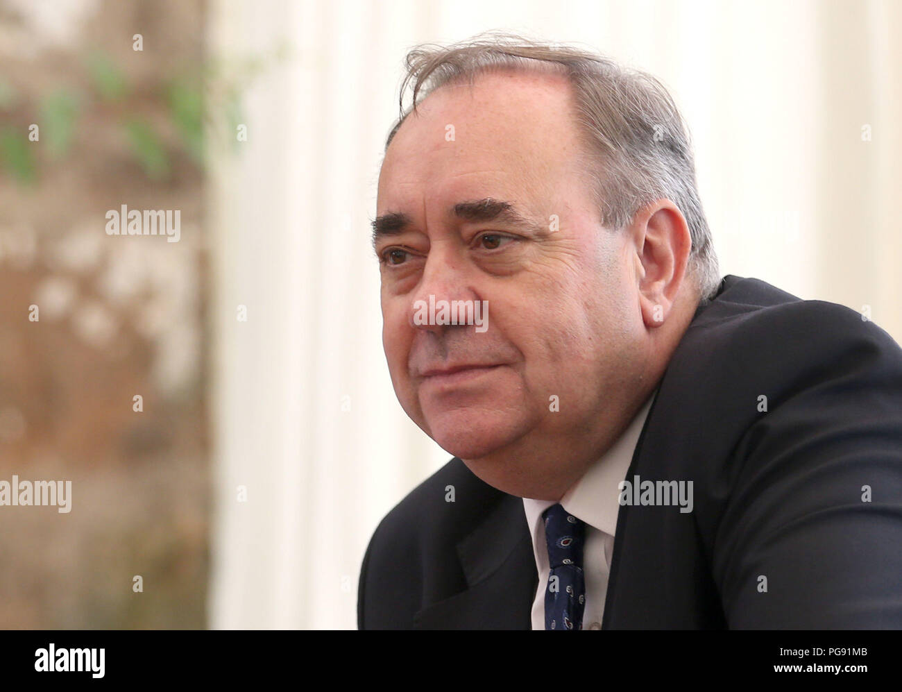 L'ex primo ministro di Scozia Alex Salmond parlando ai media al Champany Inn a Linlithgow, West Lothian, dopo che aveva lanciato un azione legale per contestare il processo reclami che è stato attivato contro di lui seguenti asserzioni circa il suo comportamento nei confronti di due membri del personale di 2013 - mentre lui era in ufficio. Foto Stock