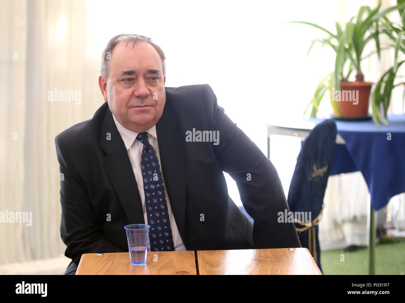 L'ex primo ministro di Scozia Alex Salmond parlando ai media al Champany Inn a Linlithgow, West Lothian, dopo che aveva lanciato un azione legale per contestare il processo reclami che è stato attivato contro di lui seguenti asserzioni circa il suo comportamento nei confronti di due membri del personale di 2013 - mentre lui era in ufficio. Foto Stock