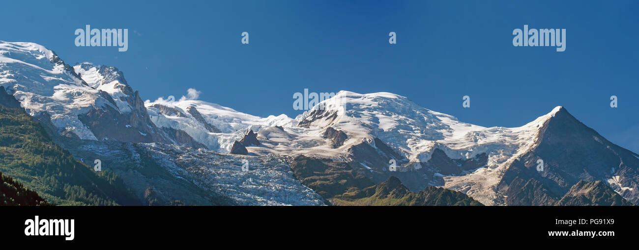 Panorama di Mont Blanc e nelle vicinanze di cime delle Alpi la gamma della montagna in estate. Foto Stock