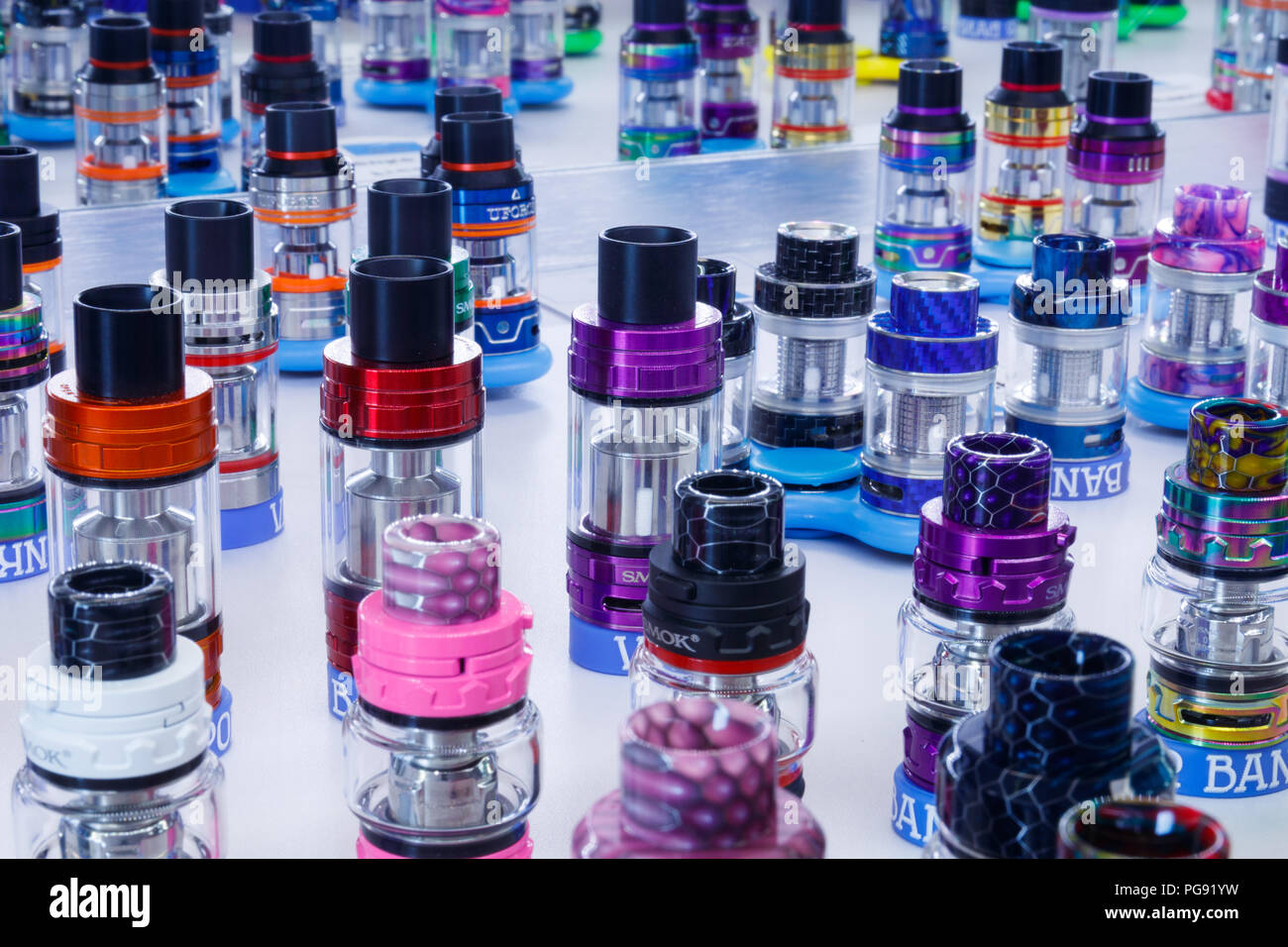 Indianapolis - Circa Agosto 2018: Colorful vape cartucce in un negozio vaping. I vantaggi di vaping come un modo per smettere di fumare superano di gran lunga la salute r Foto Stock