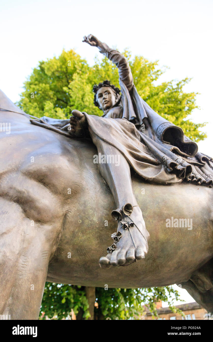 La bella Signora su un cavallo bianco - una statua vicino a Banbury Cross al centro di Banbury, Oxfordshire, Regno Unito Foto Stock