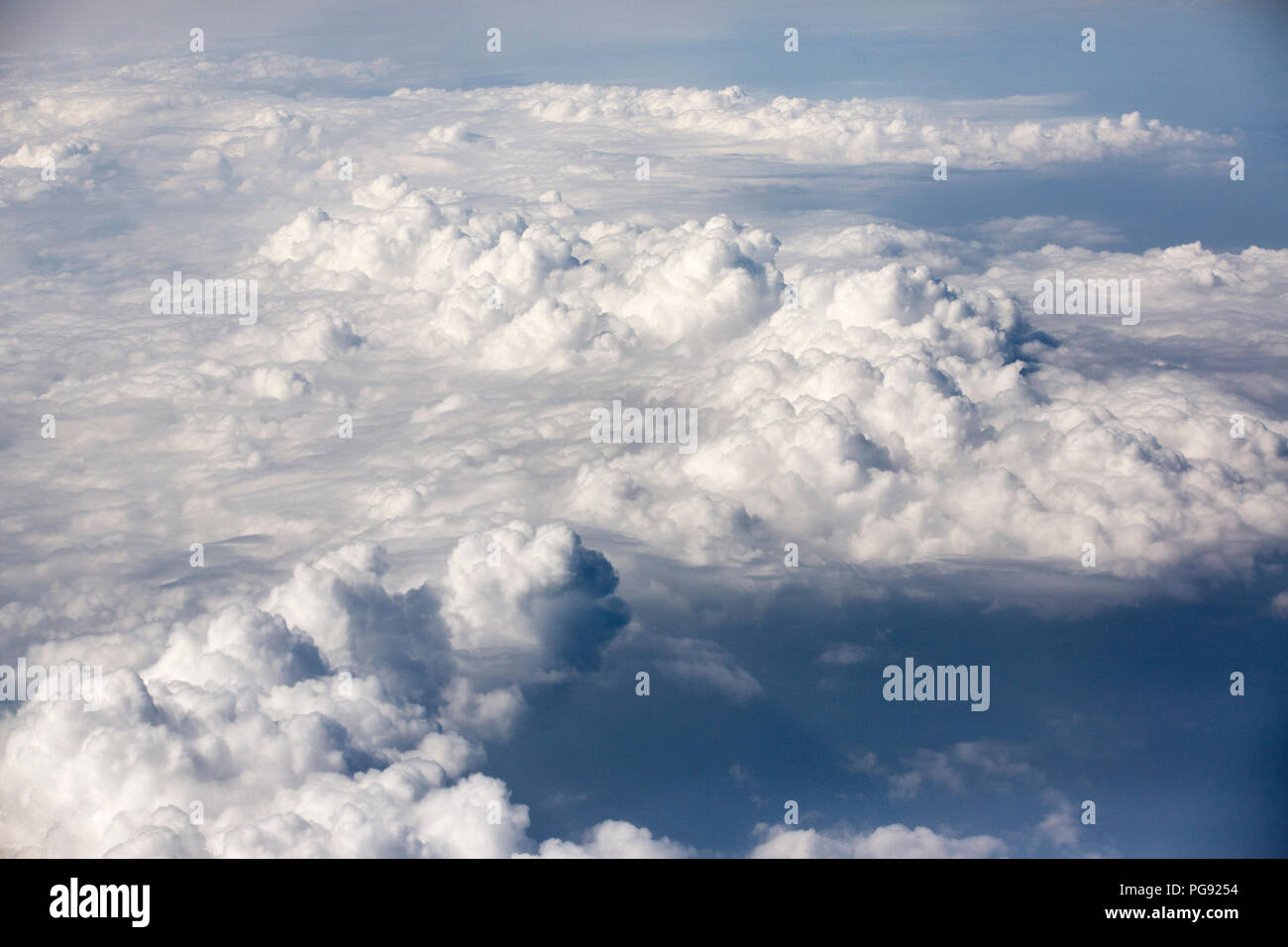 Uno strato di nuvole visto da molto ad alta altitudine. Cloud da sopra. Foto Stock
