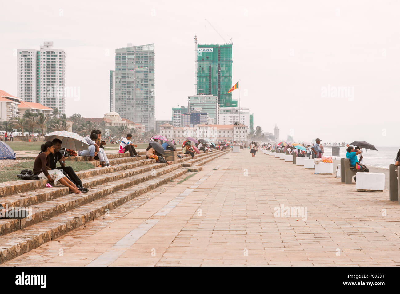 Colombo, SRI LANKA - Novembre 2013: persone rilassante sulla spiaggia Galle Face Green in Colombo, Sri Lanka nel novembre 2013. Foto Stock