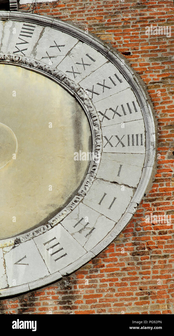 Dai tempi antichi. I numeri romani su un antico borgo medievale orologio Foto Stock