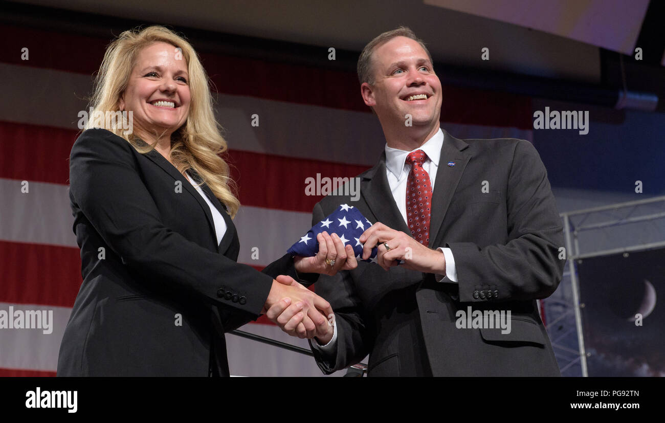 SpaceX Presidente e Amministratore Delegato di funzionamento Gwynne Shotwell riceve una bandiera americana da amministratore della NASA Jim Bridenstine durante un evento della NASA annuncia gli astronauti assegnato all equipaggio il primo test di volo e le missioni del Boeing CST-100 Starliner e equipaggio SpaceX Dragon, Venerdì, 3 Agosto, 2018 alla NASA Johnson Space Center a Houston, Texas. La bandiera è di essere volato per la Stazione Spaziale Internazionale a bordo della SpaceX Demo-2 equipaggio prova di volo e recuperati in seguito durante l'equipaggio SpaceX Dragon prima missione alla stazione. Foto Stock