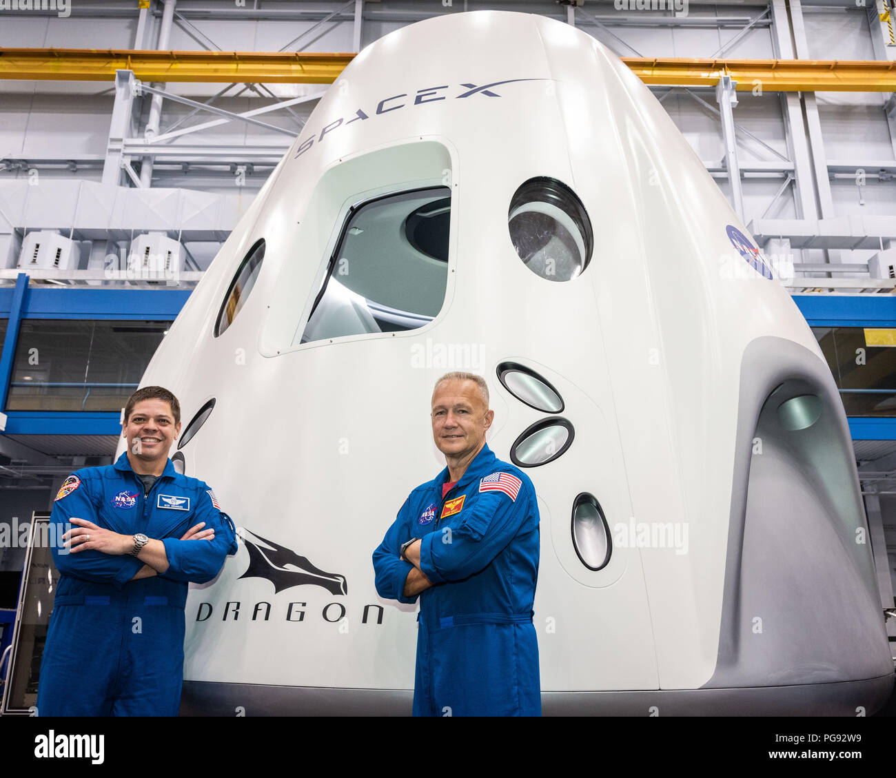 Gli astronauti della NASA Bob Behnken e Doug Hurley, assegnato a volare sul primo volo di prova di SpaceX equipaggio del drago, pongono di fronte a un mockup del veicolo spaziale alla NASA Johnson Space Center a Houston in Texas il 2 agosto 2018 in anticipo dell'agenzia l'annuncio del loro equipaggio commerciale assegnazione 3 Agosto. Nove Stati Uniti gli astronauti sono stati selezionati per equipaggio commerciale assegnazioni di volo sul primo volo di prova e missioni operative di Boeing CST-100 Starliner e SpaceX equipaggio del drago. Foto Stock