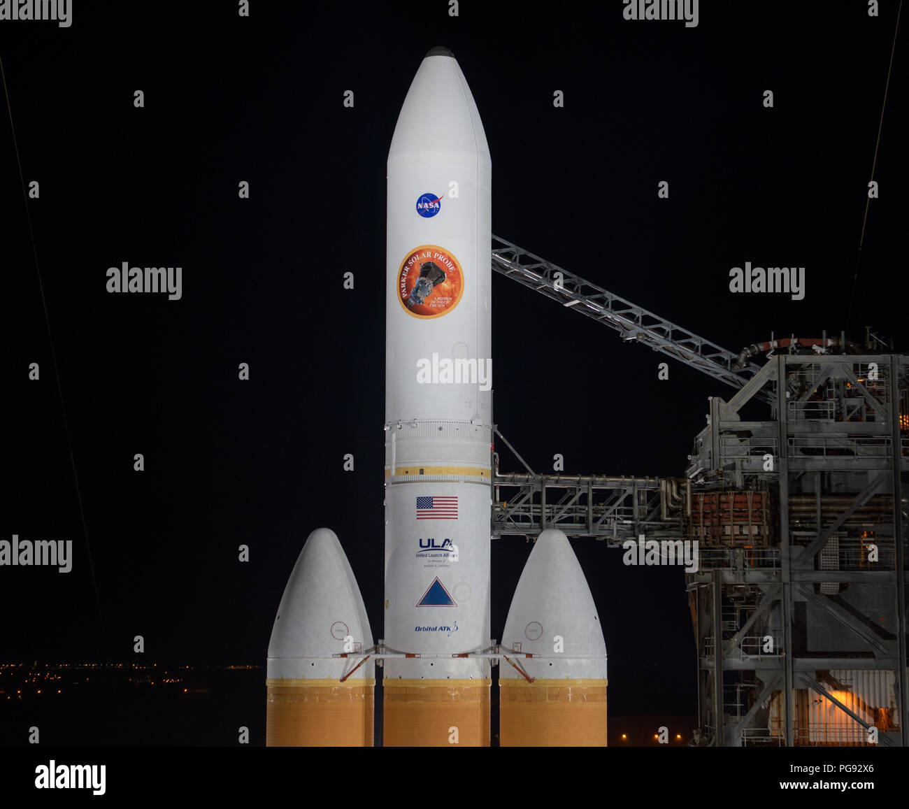 Il servizio Mobile Tower è sottoposta a rollback per rivelare la United Launch Alliance Delta IV Heavy a razzo con la Parker solare a bordo della sonda, Sabato 11 Agosto, 2018 Launch Complex 37 alla Cape Canaveral Air Force Station in Florida. Parker sonda solare è umanità del primo missione in una parte del Sun di atmosfera denominata corona. Qui sarà esplorare direttamente i processi solari che sono la chiave per la comprensione e la previsione di spazio eventi meteo che possono influenzare la vita sulla terra. Foto Stock