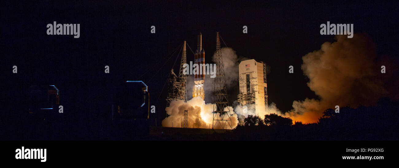 La United Launch Alliance Delta IV pesanti lanci di razzi di NASA Parker sonda solare a toccare il sole, domenica 12 agosto, 2018 da complessi di lancio 37 alla Cape Canaveral Air Force Station, Florida. Parker sonda solare è umanità del primo missione in una parte del Sun di atmosfera denominata corona. Qui sarà esplorare direttamente i processi solari che sono la chiave per la comprensione e la previsione di spazio eventi meteo che possono influenzare la vita sulla terra. Foto Stock