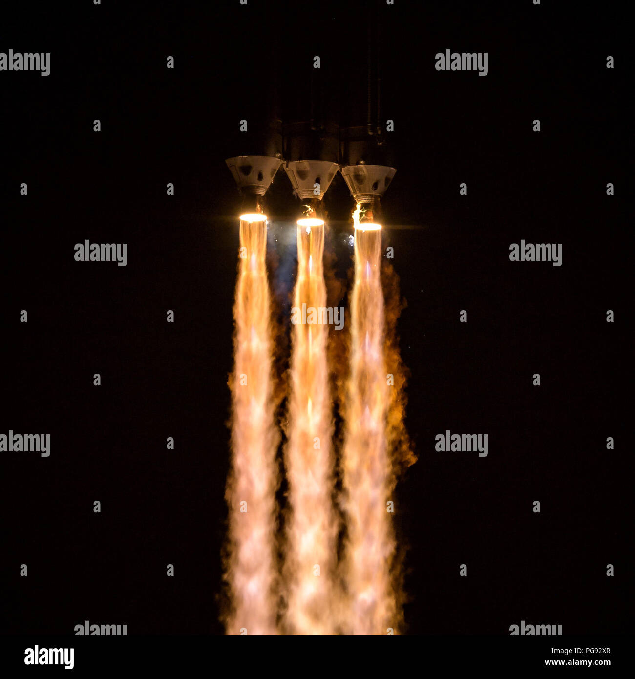 La United Launch Alliance Delta IV pesanti lanci di razzi di NASA Parker sonda solare a toccare il sole, domenica 12 agosto, 2018 da complessi di lancio 37 alla Cape Canaveral Air Force Station, Florida. Parker sonda solare è umanità del primo missione in una parte del Sun di atmosfera denominata corona. Qui sarà esplorare direttamente i processi solari che sono la chiave per la comprensione e la previsione di spazio eventi meteo che possono influenzare la vita sulla terra. Foto Stock