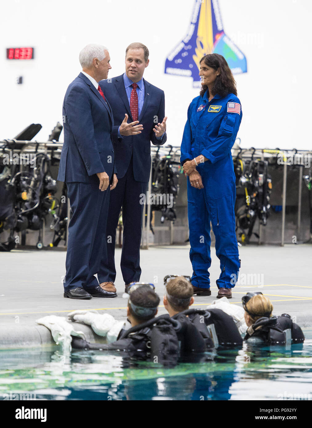 Amministratore della NASA Jim Bridenstine, centro, parla con il Vice Presidente Mike pence e l'astronauta della NASA di Suni Williams durante un tour della spinta di galleggiamento neutra al laboratorio di NASA Johnson Space Center, giovedì, e il agosto 23, 2018 a Houston, Texas. Foto Stock