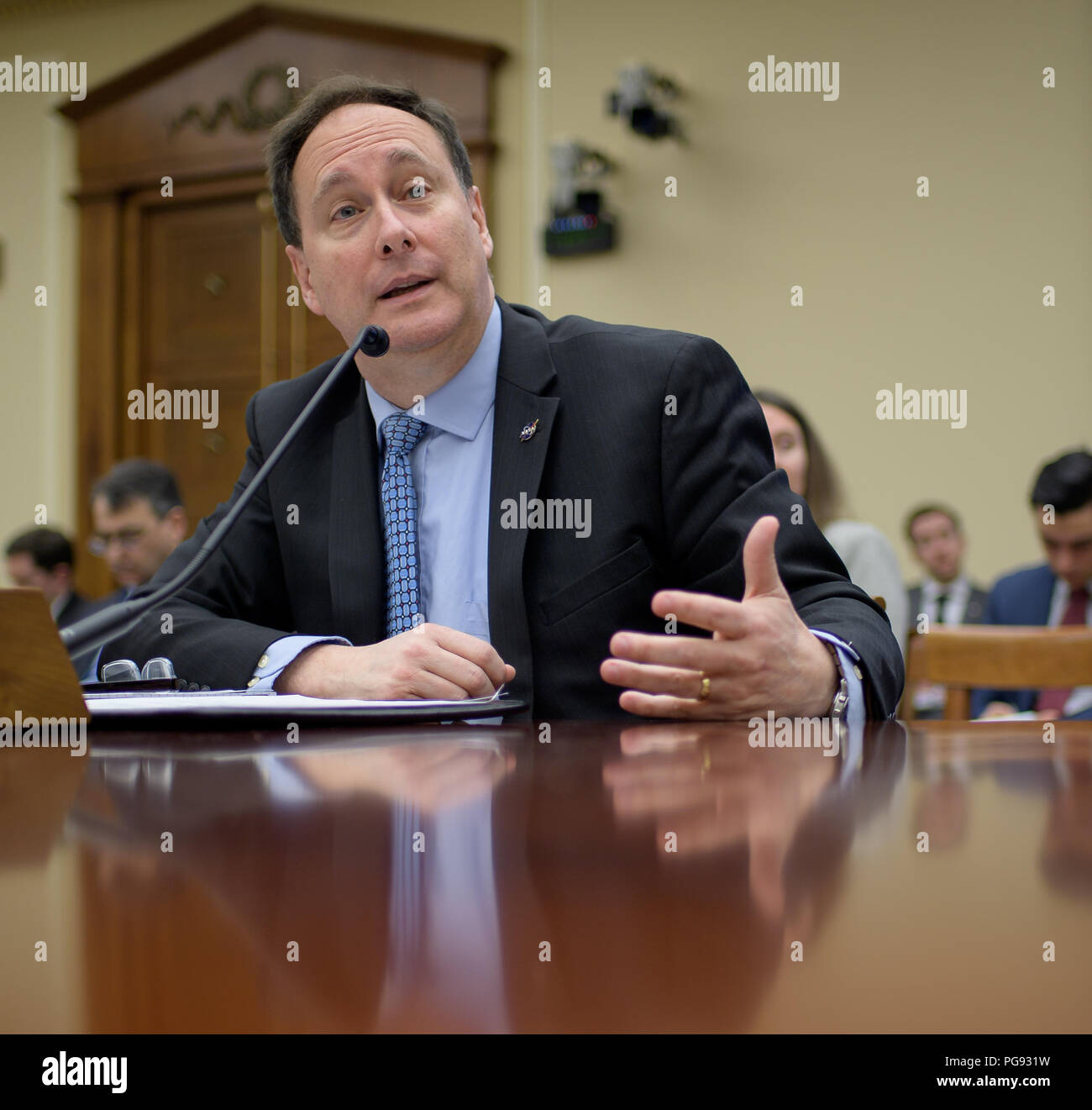 Deliberando amministratore della NASA Robert Lightfoot testimonia durante una casa comitato della scienza, di spazio e di tecnologia, sottocomitato per lo spazio, audizione panoramica della NASA di bilancio per l'anno fiscale 2019, mercoledì 7 marzo, 2018, al Rayburn House Edificio per uffici a Washington. Foto Stock