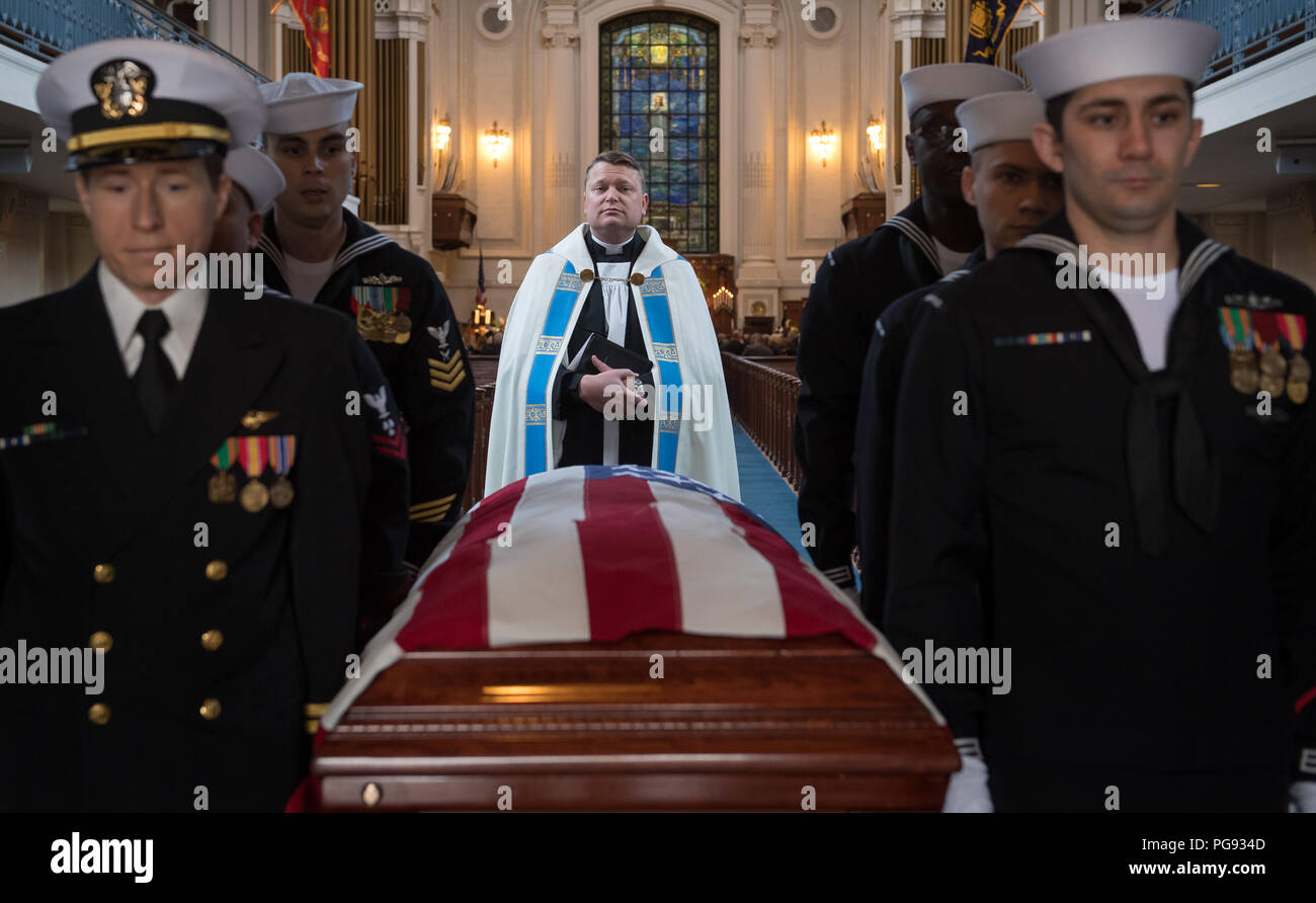 Cappellano McGrath oltre vede il servizio funebre per ex astronauta della NASA Capitano Bruce McCandless II, USN (Ret.), Martedì, Gennaio 16, 2018 all'Accademia Navale degli Stati Uniti Cappella in Annapolis, Maryland. Foto Stock