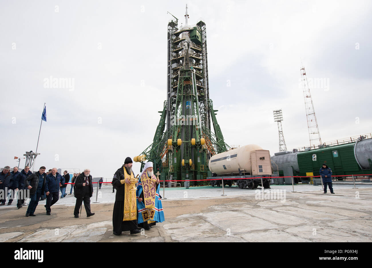 Una coppia di sacerdoti ortodossi sono visibili dopo la benedizione del razzo Soyuz presso il cosmodromo di Baikonur launch pad, Martedì, Marzo 20, 2018 di Baikonur in Kazakhstan. Expedition 55 Soyuz Commander Oleg Artemyev di Roscosmos, Ricky Arnold e Drew Feustel della NASA sono in programma di lancio per la Stazione Spaziale Internazionale a bordo della Soyuz MS-08 navicella spaziale su Mercoledì, Marzo 21. Foto Stock