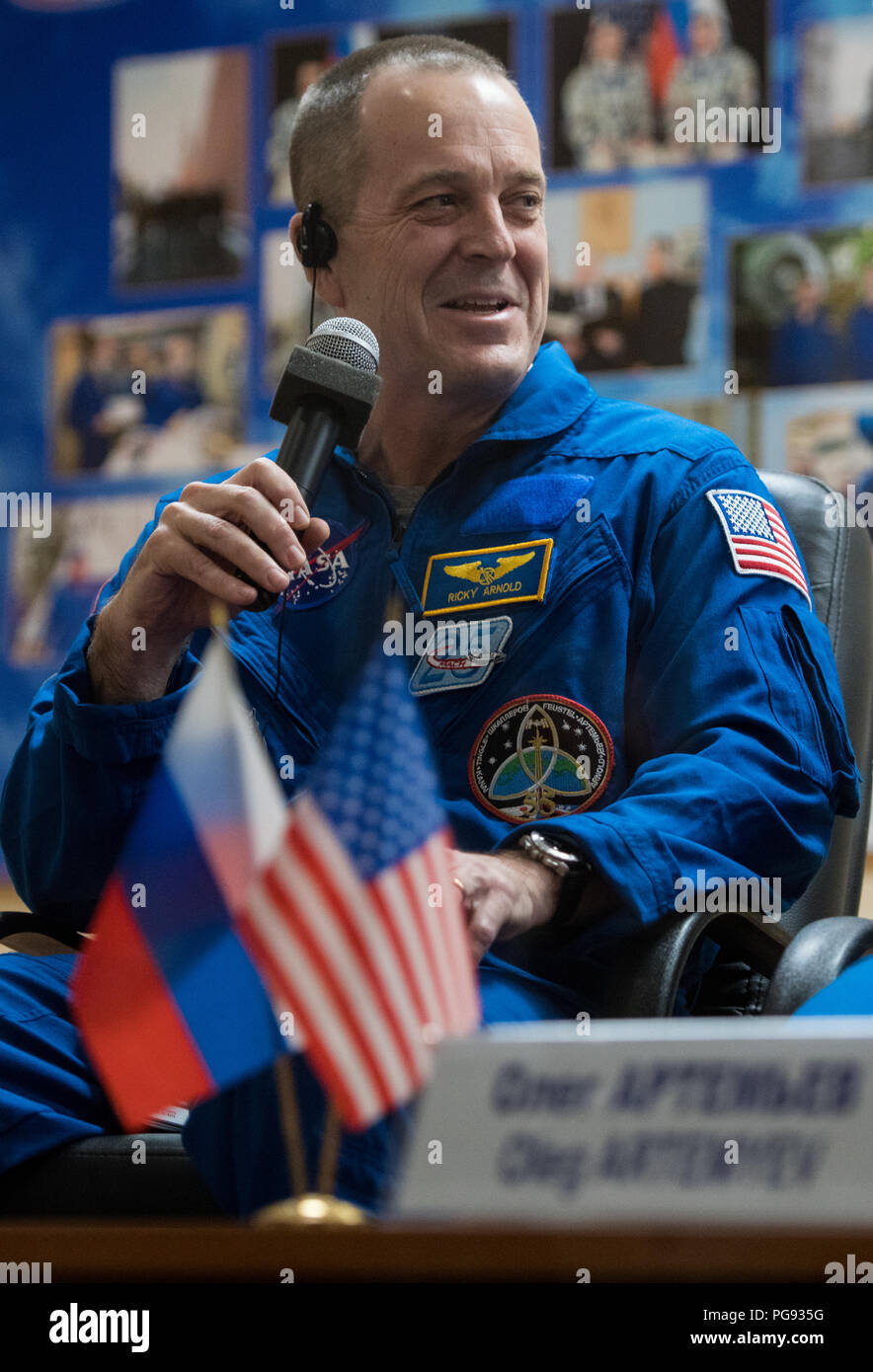 Expedition 55 tecnico di volo Ricky Arnold risponde a una domanda durante una conferenza stampa, Martedì, Marzo 20, 2018 al cosmonauta Hotel di Baikonur in Kazakhstan. Arnold, Soyuz Commander Oleg Artemyev di Roscosmos e tecnico di volo Drew Feustel della NASA sono in programma di lancio per la Stazione Spaziale Internazionale a bordo della Soyuz MS-08 navicella spaziale su Mercoledì, Marzo 21. Foto Stock