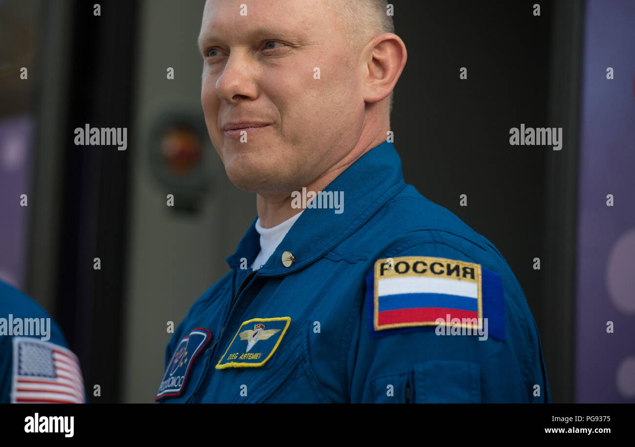 Expedition 55 Soyuz Commander Oleg Artemyev di Roscosmos è visto come lui e il compagno crewmates Ricky Arnold e Drew Feustel della NASA partono il cosmonauta Hotel per soddisfare-up per il loro lancio Soyuz verso la stazione spaziale internazionale, mercoledì 21 marzo, 2018 di Baikonur in Kazakhstan. Arnold, Artemyev e Feustel lanciato a bordo della Soyuz MS-08 navicella spaziale al 1:44 p.m. Fuso orientale (11:44 p.m. Baikonur tempo) il 21 marzo per iniziare il loro viaggio verso la stazione spaziale internazionale. Foto Stock