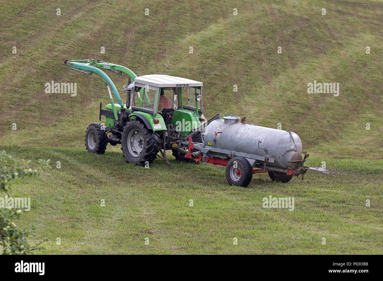Agricoltore spargimento di concime liquido, Missen, Allgaeu, Baviera, Germania Foto Stock