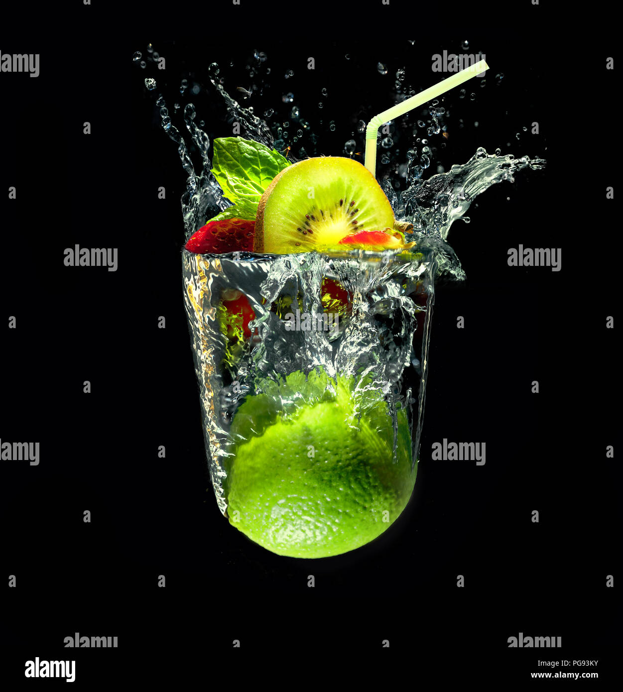 Cocktail con menta, fragola e kiwi in vetro immaginario fuori di spruzzi di acqua da calce frutto su sfondo nero Foto Stock