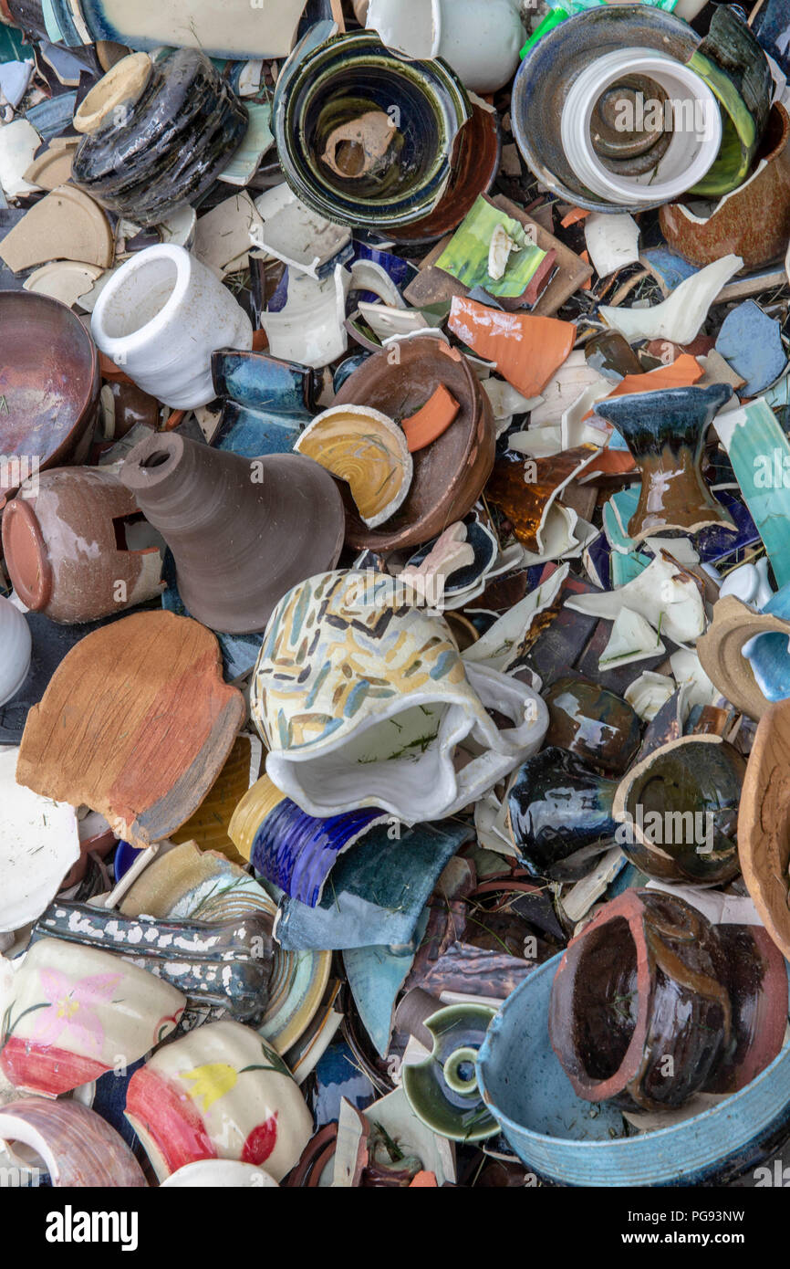 Pila di rotte e respinta in ceramica nel Palouse a Washington Foto Stock
