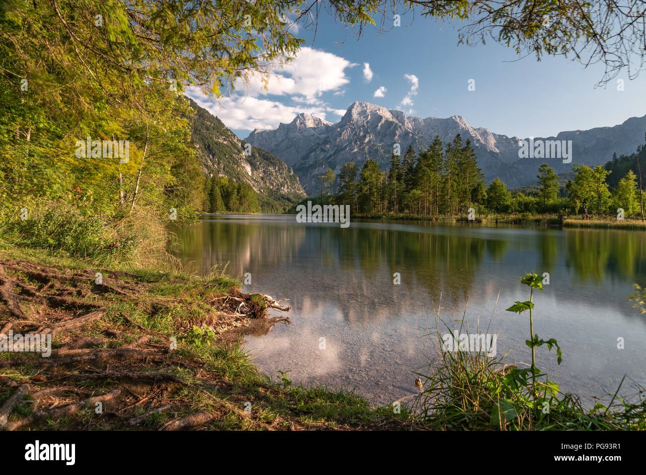 Bella Amlsee in Austria Superiore alla fine di una calda estate 2018. Acqua limpida e riflettendo le montagne sono la base per una perfetta natura fatta comp. Foto Stock