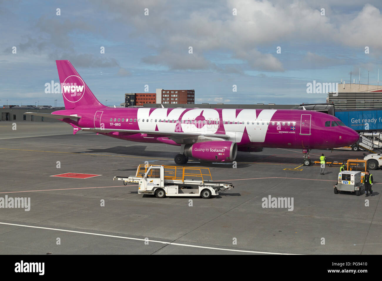 Un Airbus A320, registrazione TF-BRO, appartenente alla compagnia aerea islandese, WOW aria, a Keflavik Reykjavik aeroporto in Islanda. Foto Stock