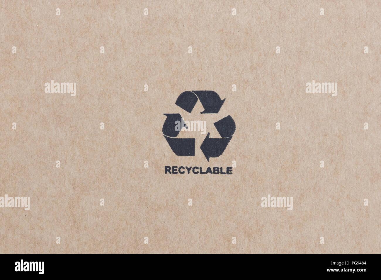 Riciclabile stampati etichetta su una scatola di cartone. Biodegradabile riciclabile cartone realizzata con legno proveniente da una foresta sostenibile Foto Stock