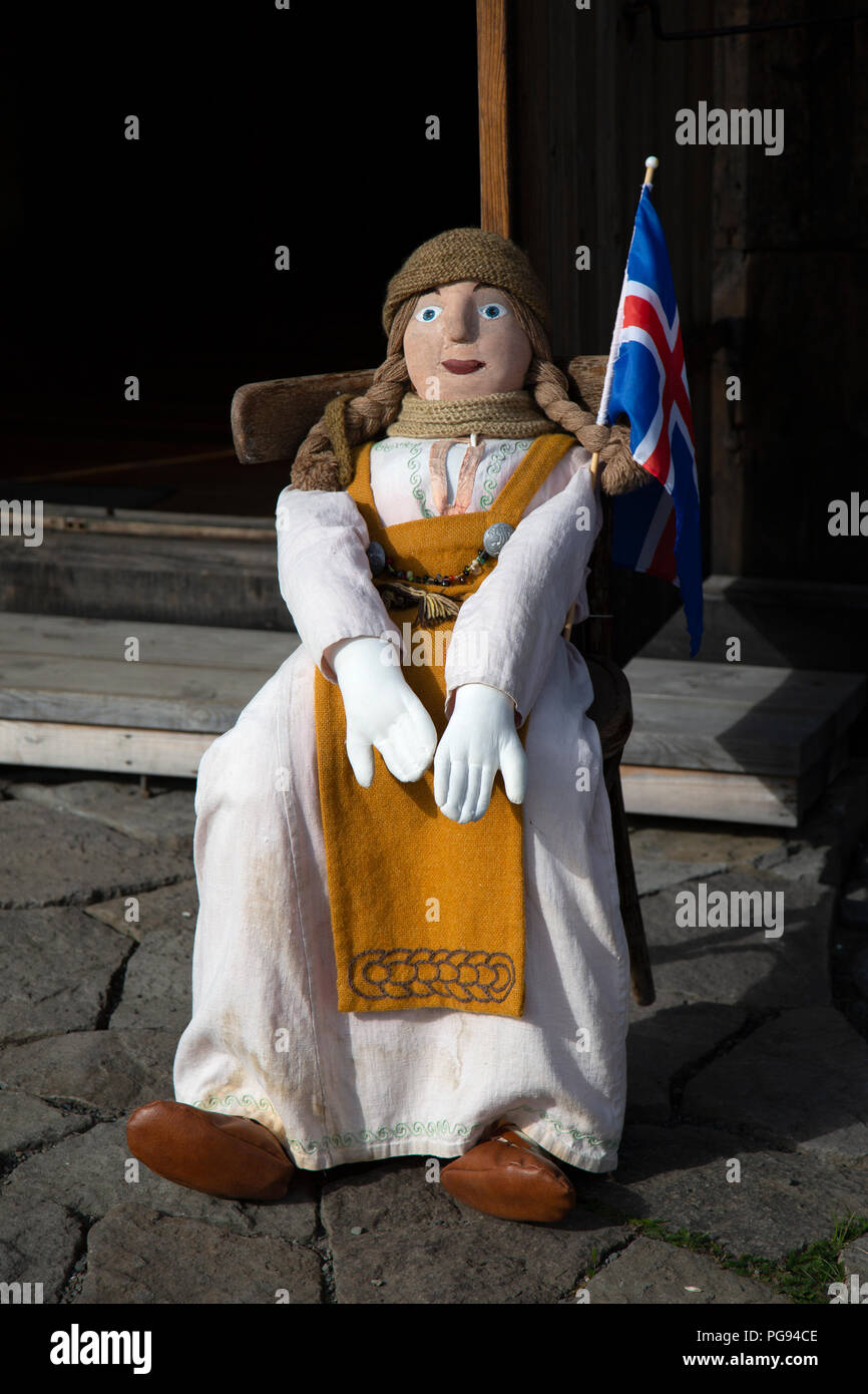 Dimensioni di vita la bambola, vestite nel tradizionale costume islandese, seduto in una sedia al di fuori di un museo in Islanda. Foto Stock