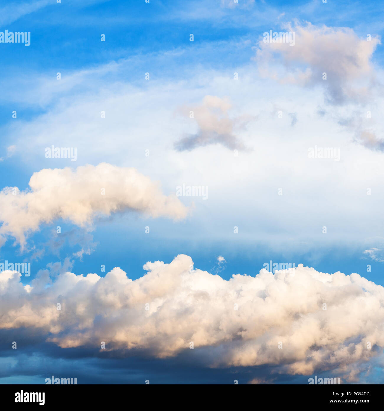Il bianco e il grigio cumuli nubi nel cielo blu scuro su Mosca in serata estiva Foto Stock