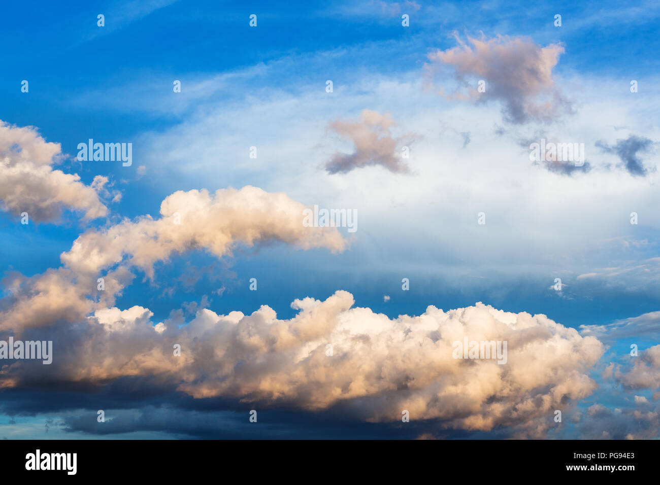 Cumuli nubi nel cielo blu scuro su Mosca in serata estiva Foto Stock