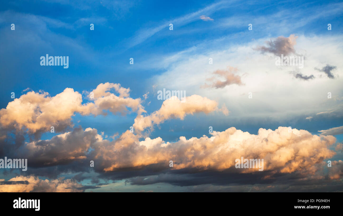 Vista panoramica di cumuli nubi nel cielo blu scuro su Mosca ad estate tramonto Foto Stock