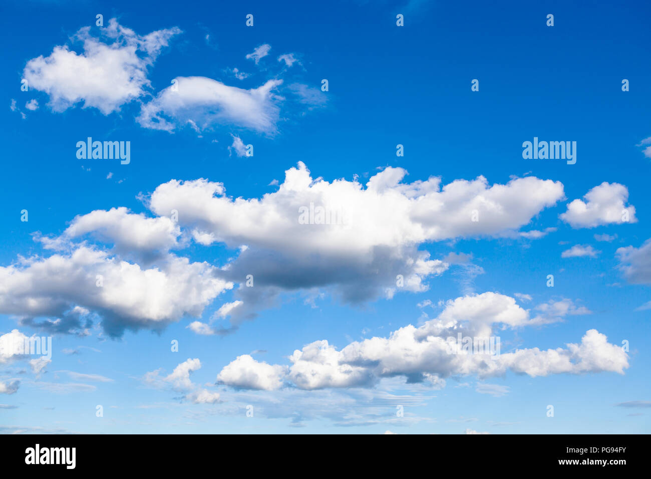 Il bianco e il grigio nuvole nel cielo blu su Mosca su soleggiate giornate estive Foto Stock