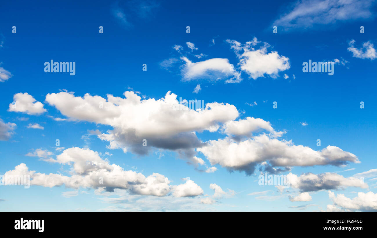 Vista panoramica del bianco e del grigio nuvole nel cielo blu su Mosca sul giorno di estate Foto Stock