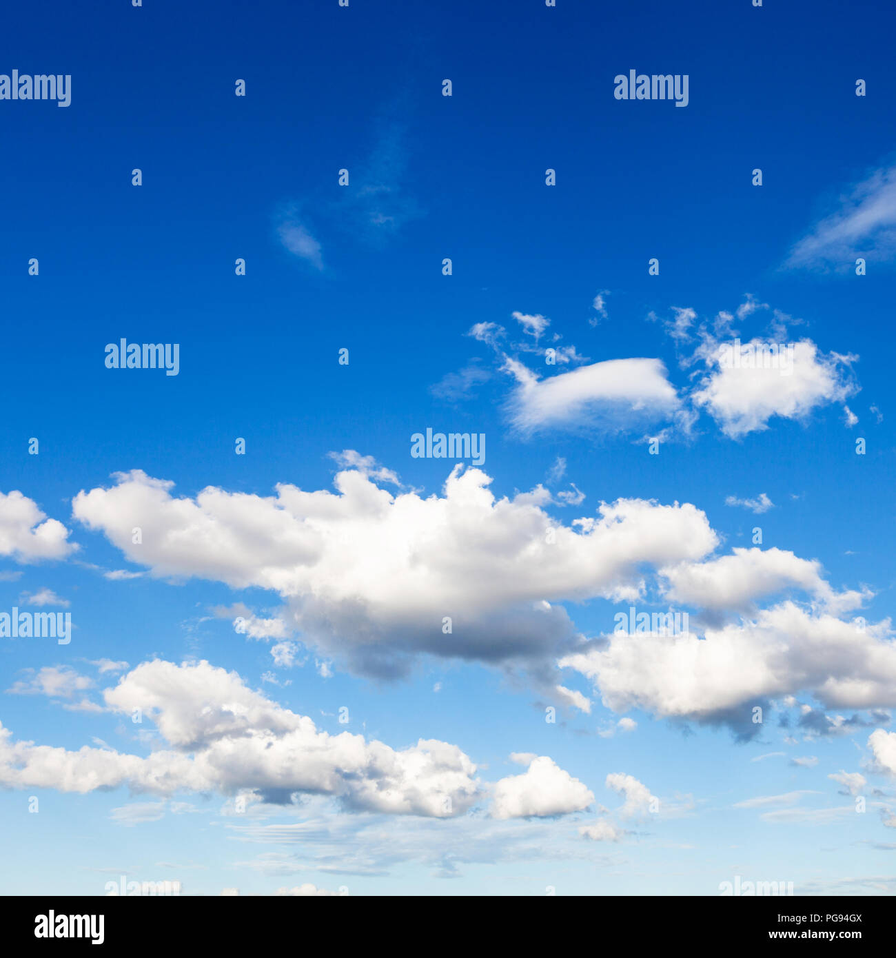 Il bianco e il grigio cumuli nubi nel cielo blu su Mosca sul giorno di estate Foto Stock