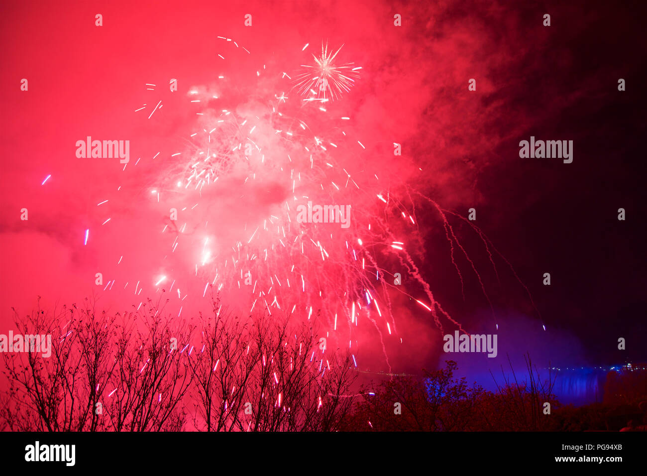 NIAGARA Falls, Ontario, Canada - 20 Maggio 2018: Le Cascate del Niagara illuminate di notte da luci colorate con fuochi d'artificio Foto Stock