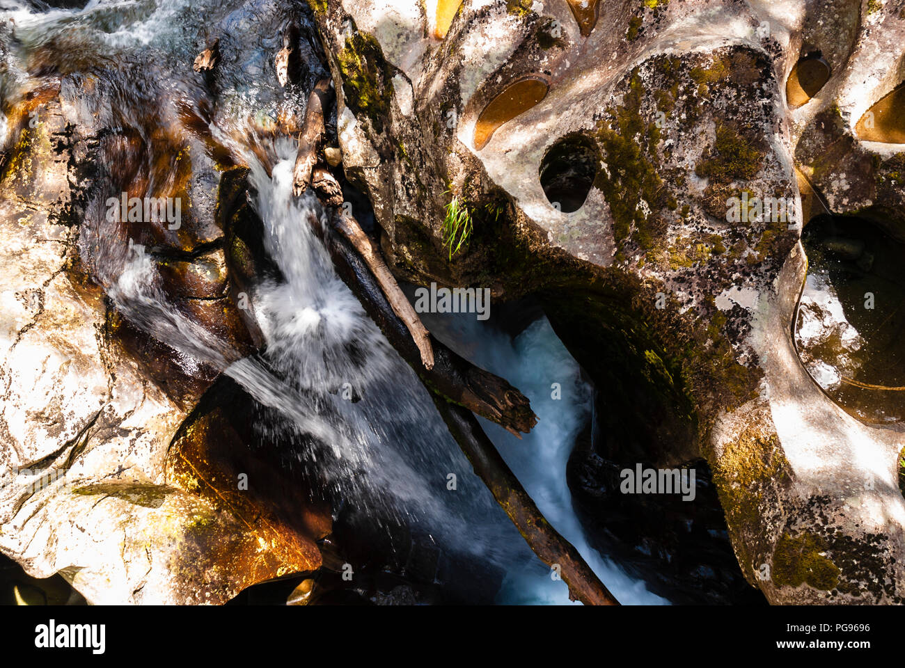 L'acqua che scorre sulle rocce del fiume Cleddau nel Fjordland sull'Isola del Sud della Nuova Zelanda. 18 Nov 2007 Foto Stock