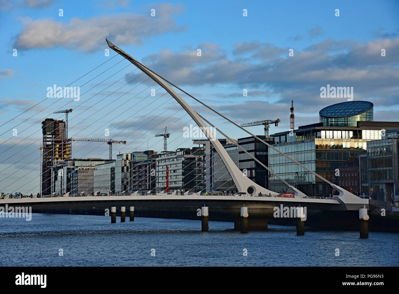 Samuel Beckett Bridge, situato nel cuore di Dublin Docklands, un prezioso collegamento tra il nord e il sud quays, Irlanda. Foto Stock
