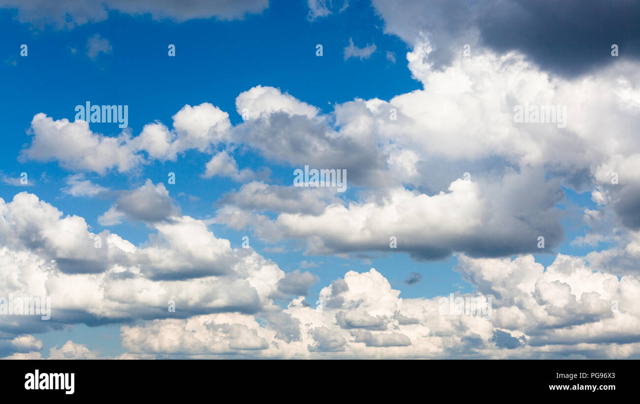 Vista panoramica di molti cumulus di bianco e grigio pioggia nuvole in cielo blu su Mosca sul giorno di estate Foto Stock
