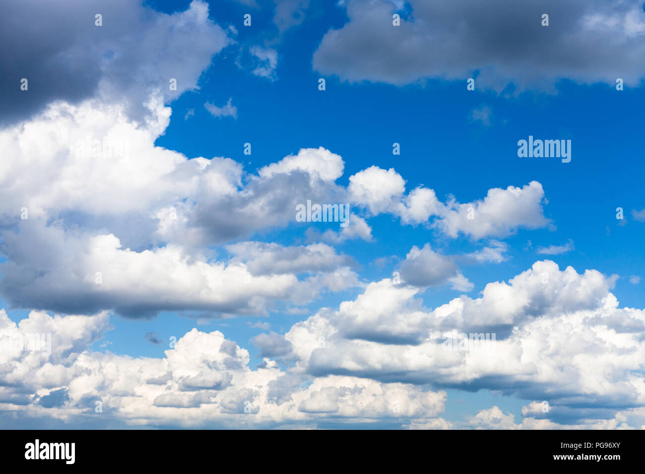 Molti cumulus di bianco e grigio pioggia nuvole in cielo blu su Mosca sul giorno di estate Foto Stock