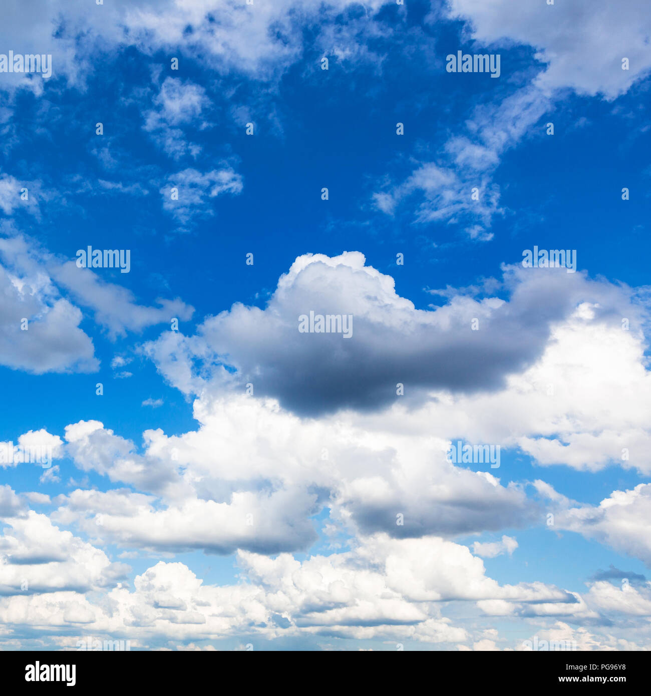 Cumulus pioggia grigio e il bianco delle nuvole in cielo blu su Mosca sul giorno di estate Foto Stock