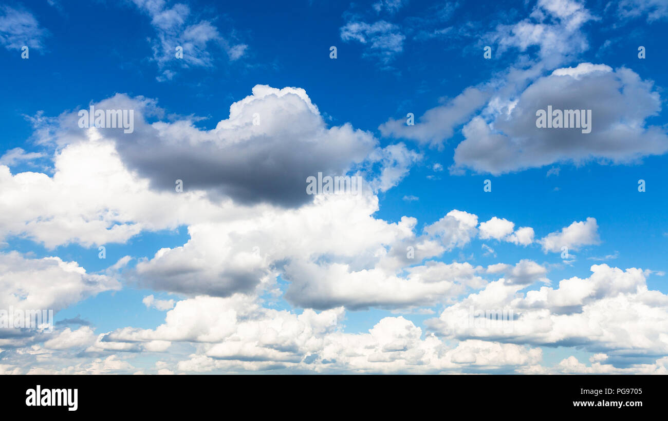 Vista panoramica di cumulus di bianco e grigio pioggia nuvole in cielo blu su Mosca sul giorno di estate Foto Stock