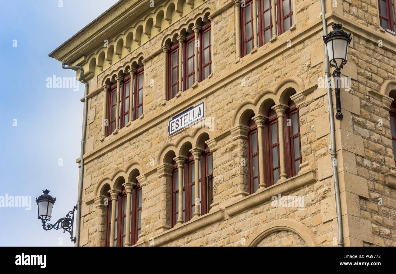 Il nome della città sulla facciata della stazione ferroviaria di Estella, Spagna Foto Stock