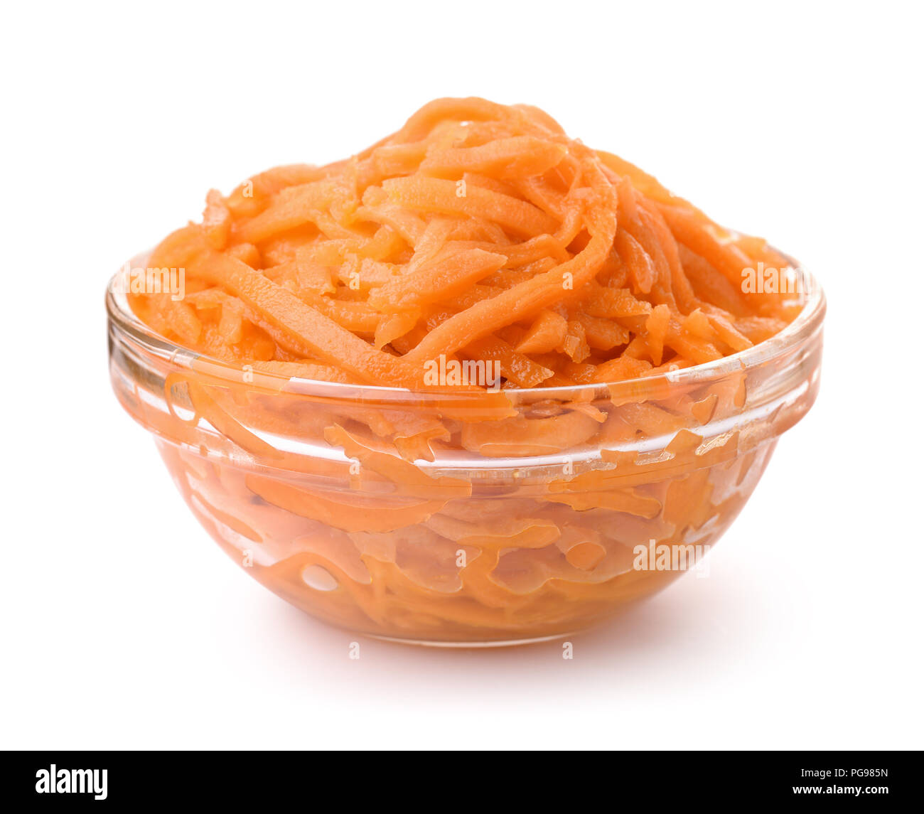 Ciotola di vetro di decapare carote grattugiate isolato su bianco Foto Stock