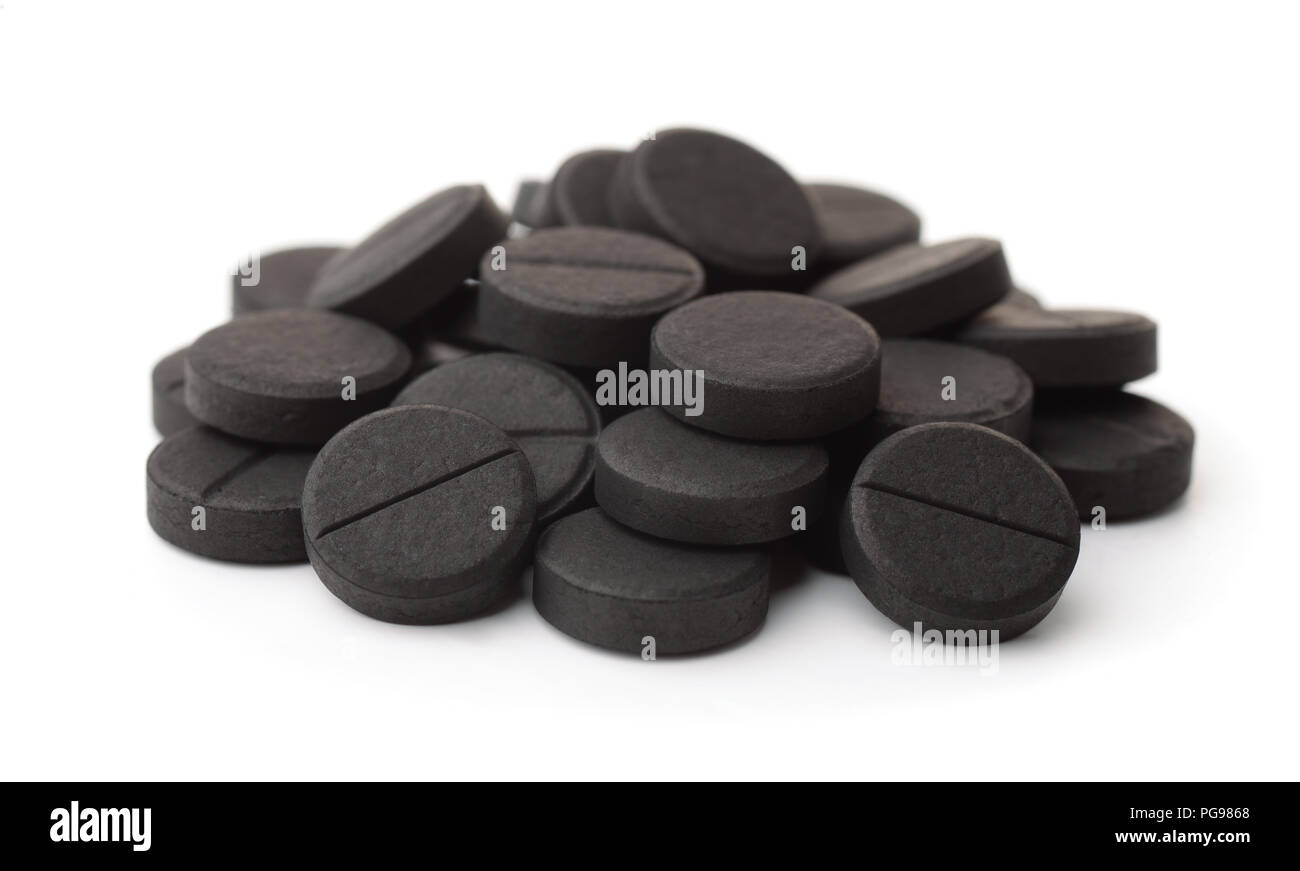 Pila di carbone attivo pillole isolato su bianco Foto Stock