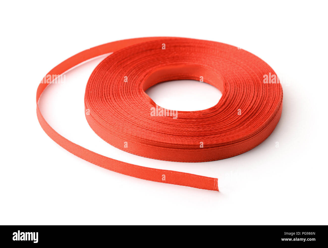 Rotolo di nastro rosso isolato su bianco Foto Stock