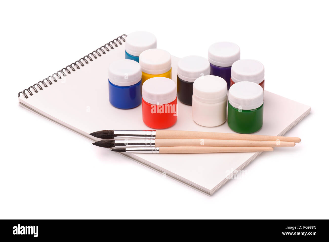 Vernici, spazzole e sketchbook isolato su bianco Foto Stock