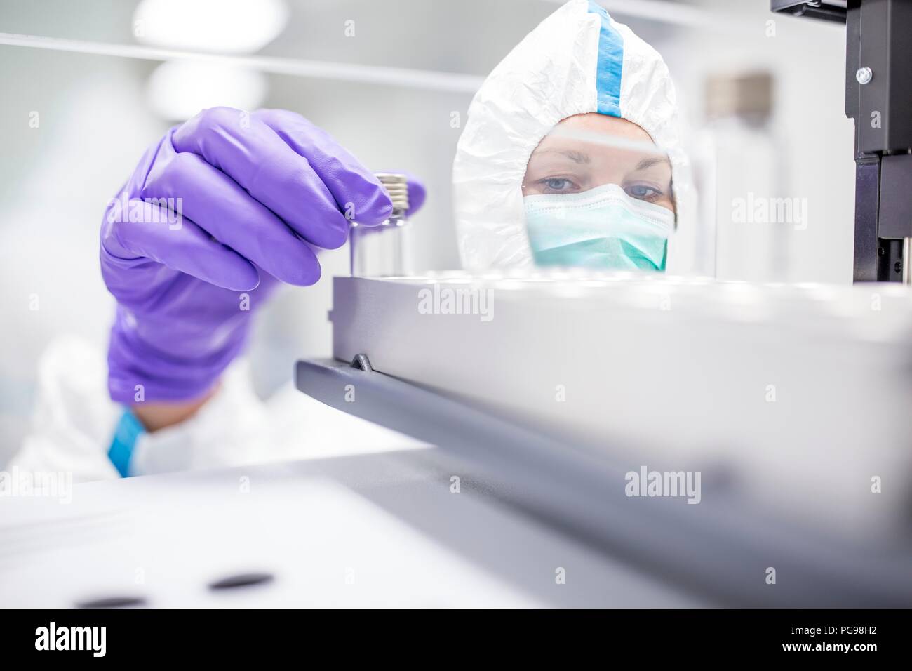 Il controllo tecnico delle cellule staminali culture in un laboratorio che produce tessuti umani per impianti. Tali impianti comprendono osso e trapianti di pelle. Foto Stock
