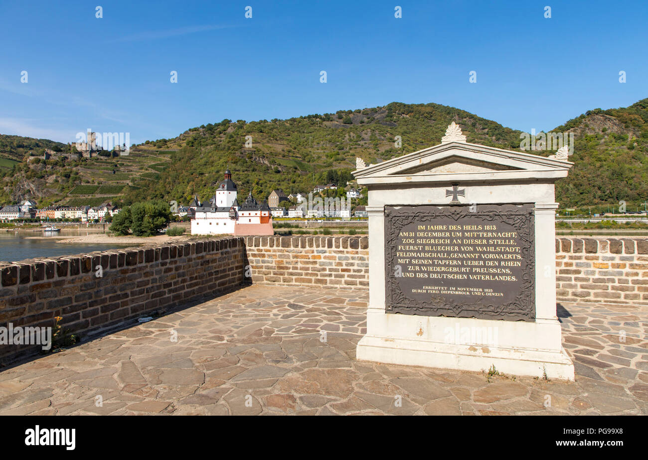 Lapide commemorativa per la traversata del Reno del maresciallo di campo BlŸcher nel 1813, Gutenfels Castello castello Pfalzgrafenstein, a destra vicino a Kaub, Rheingau, in Foto Stock