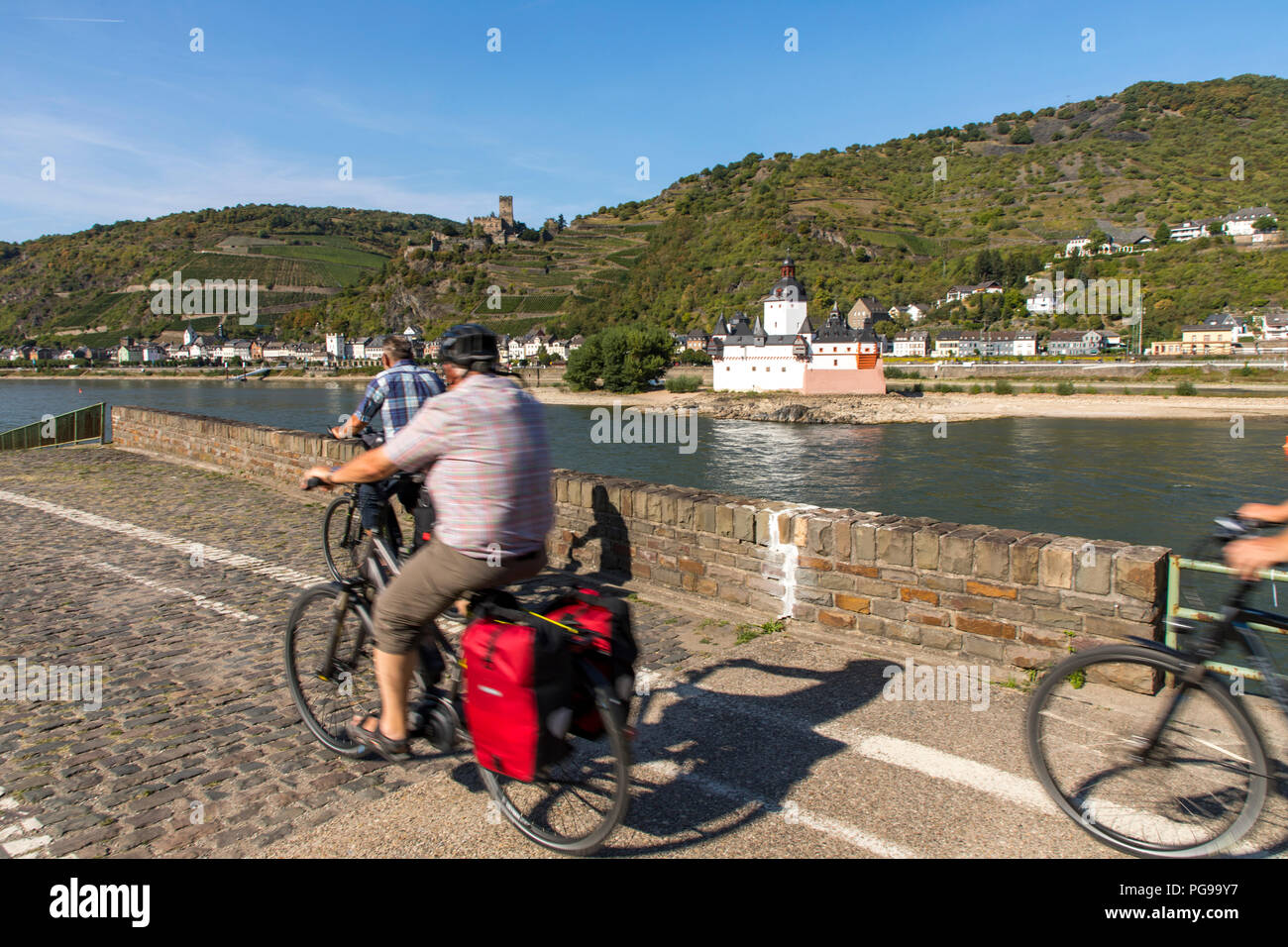 Il castello di Gutenfels, castello Pfalzgrafenstein, a destra vicino a Kaub, Rheingau, nel patrimonio mondiale dell UNESCO Valle del Reno superiore e centrale, Valle del Reno percorso ciclo Foto Stock